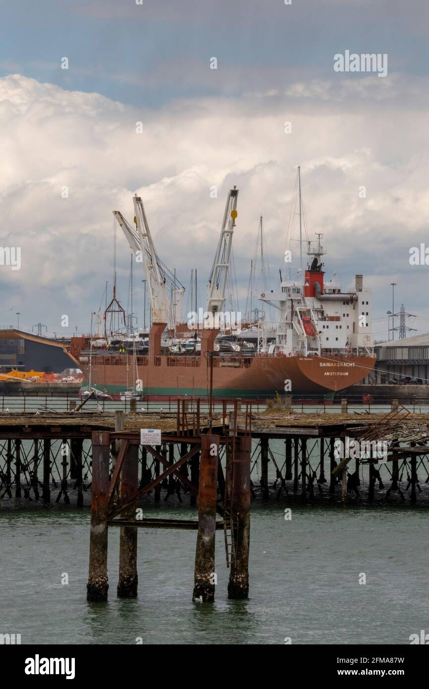 una barca di trasporto di yacht di svago che carica yacht e barche nel porto di southampton attracca per la spedizione o il trasporto al mare mediterraneo. Foto Stock