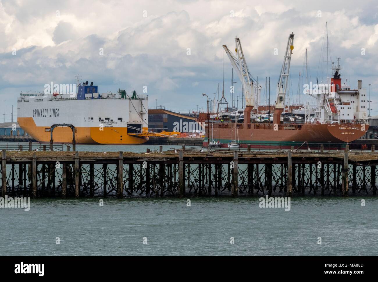 trasporto commerciale di grandi dimensioni a fianco di ormeggi nel porto di southampton attracca il regno unito Foto Stock