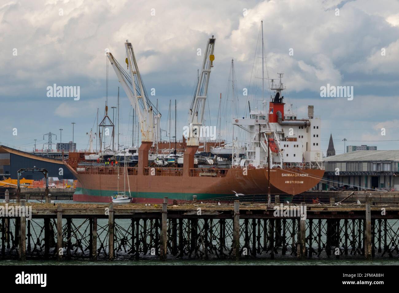 una nave internazionale per il trasporto di yacht accanto al porto di southampton, regno unito Foto Stock
