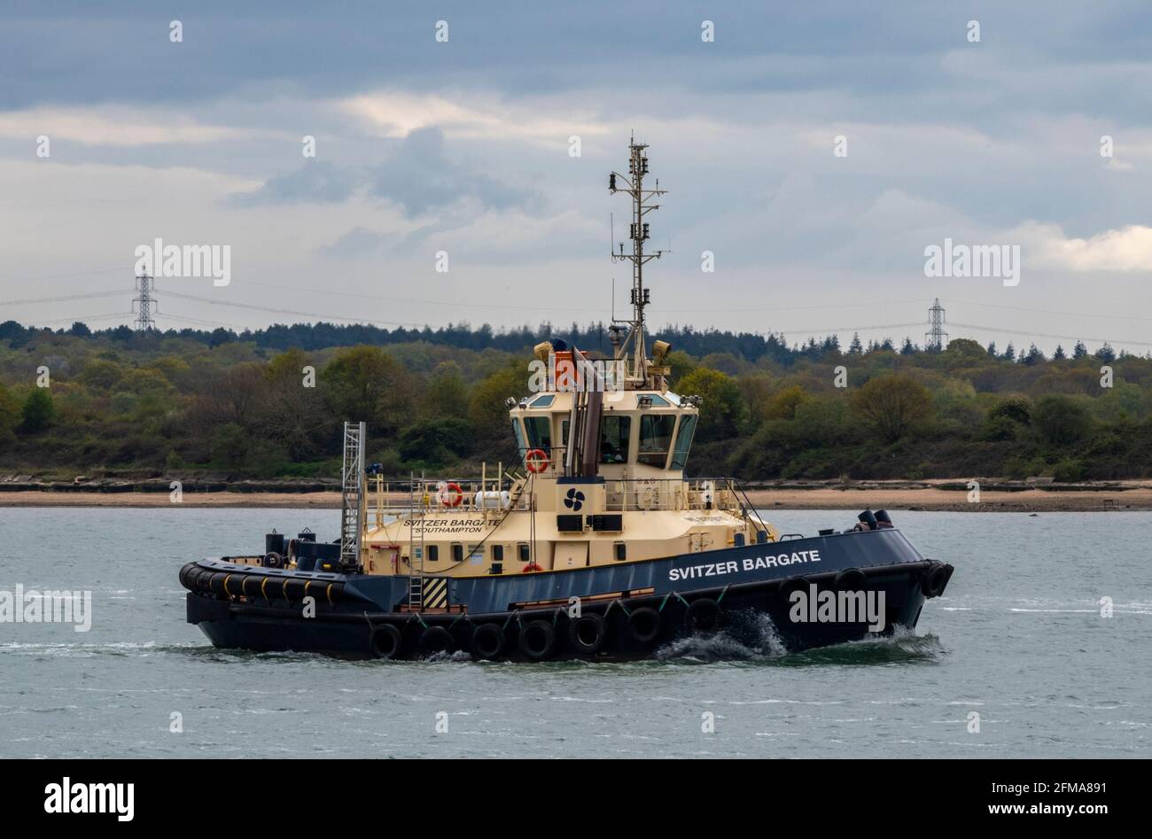 le banchine di southampton o porto di tung svitzer baratto porto in corso a southampton water. Foto Stock