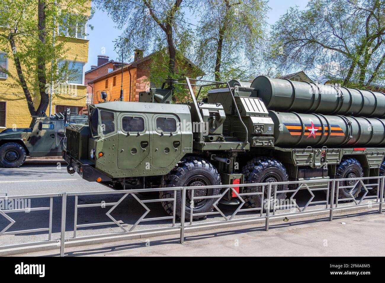 Samara, Russia - 06 maggio 2021: Russo S-400 Triumf (SA-21 Growler) a lungo raggio anti-aereo sistema missilistico si trova su una strada cittadina Foto Stock