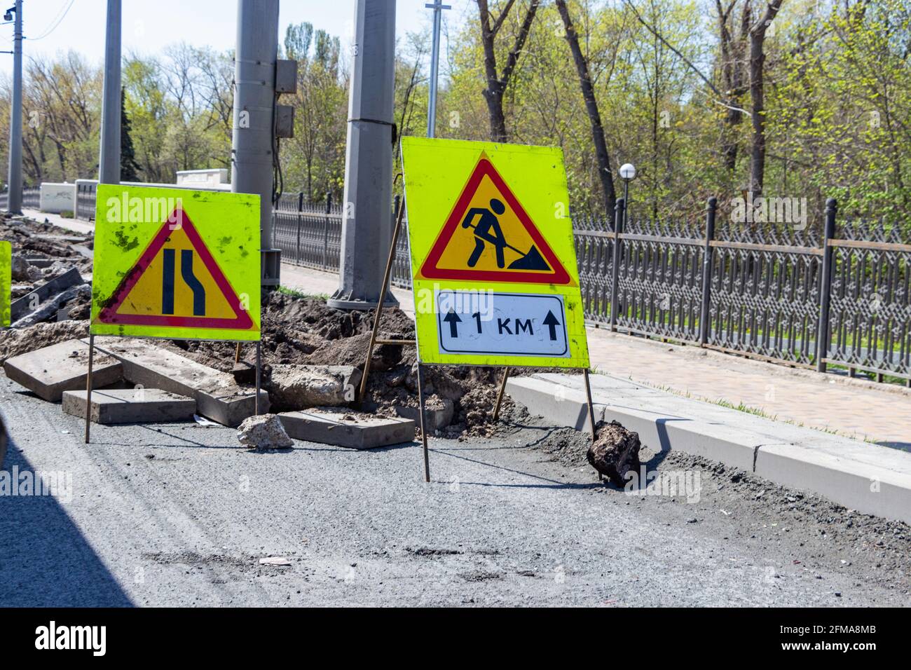 Samara, Russia - 4 maggio 2021: Segnali stradali di avvertimento su una strada in costruzione in una giornata di sole Foto Stock