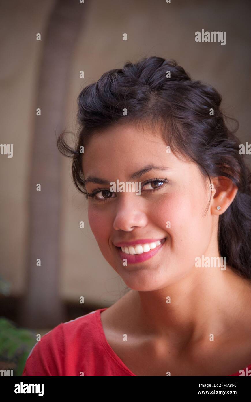 Ritratto di giovane donna ispanica sorridente - Casa Amorita B&B, Puerto Vallarta sulla Bahia de Banderas dell'Oceano Pacifico, Jalisco, Messico. N. 613PV Foto Stock