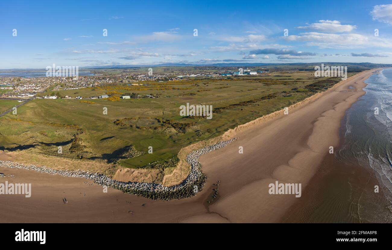 Vista aerea dell'erosione costiera che colpisce il campo da golf 1562, Montrose, Angus, Scozia. Foto Stock