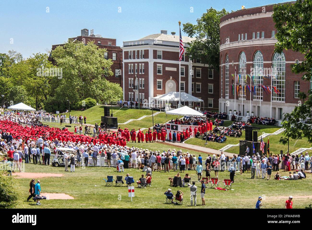 Aprile 24 2015 Middletown CT USA Graduation alla Wesleyan University All'aperto, con la bandiera americana, si rivisita la folla e la cerimonia dall'alto e la costruzione del campus Foto Stock
