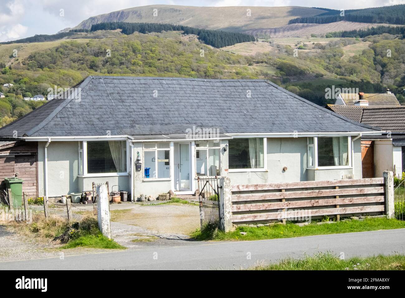 Fairbourne, Fairbourne è un villaggio sul mare gallese. Si trova sulla costa di Barmouth Bay nella comunità di Arthog, a sud dell'estuario del fiume Mawddach a Gwynedd, circondato dal Parco Nazionale di Snowdonia. Si trova in un'area elencata dal consiglio Gwynedd per il ritiro gestito a causa dei livelli del mare in aumento. Piani di abbandonare la difesa del mare maintenance.This villaggio potrebbe essere perso ai prezzi sea.breaching,breach,seawall,property,for,sale,Property hanno annuito dived. Caduto bruscamente Foto Stock