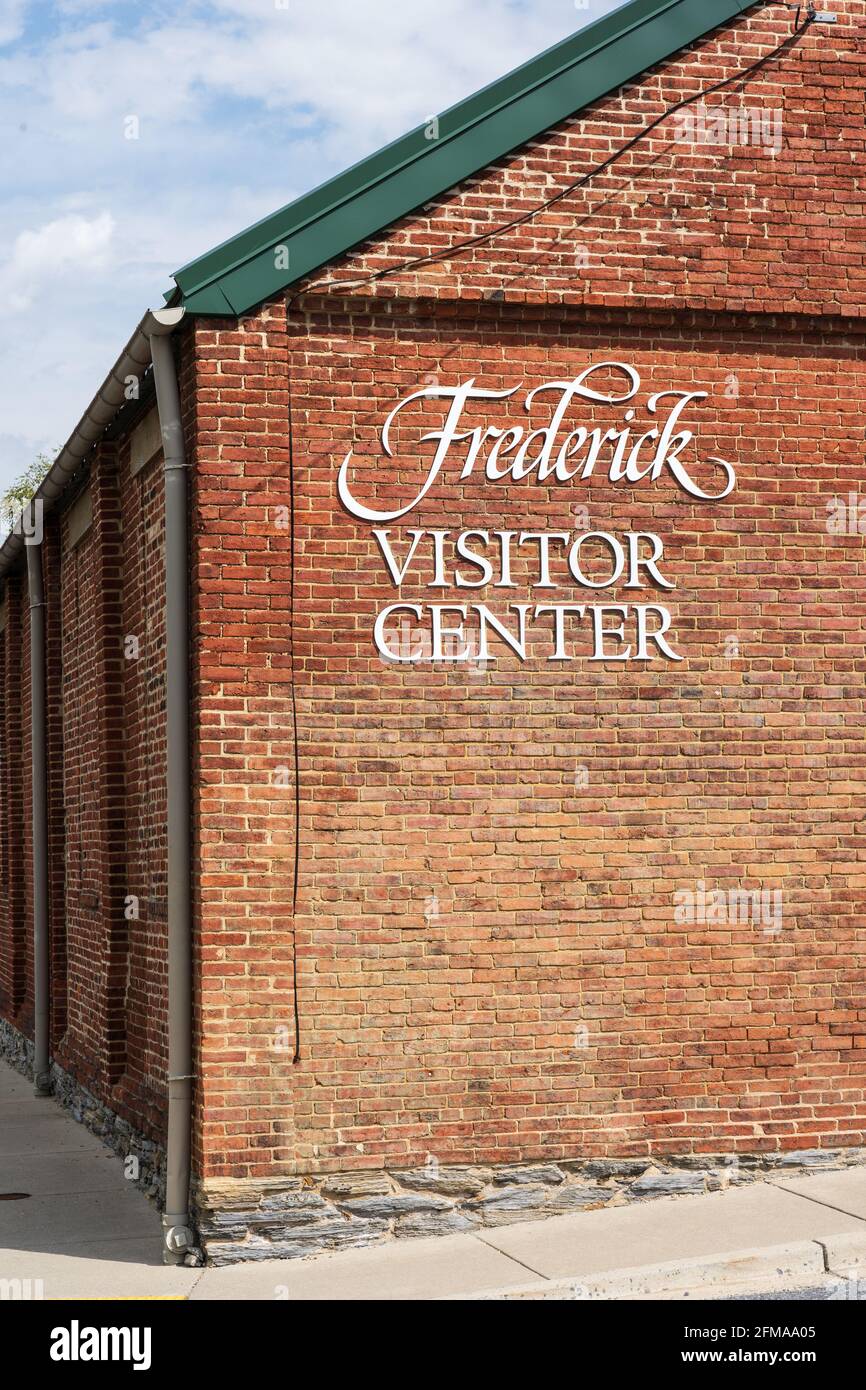 Frederick, MD - 19 aprile 2021: Il Frederick Visitor Center in un magazzino industriale ristrutturato del 1899 circa fornisce guide, informazioni e mappe per tou Foto Stock