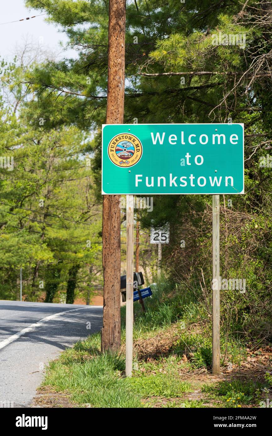 Funkstown, MD - 20 aprile 2021: Cartello di benvenuto a Funkstown sul lato della strada. La battaglia di Funkstown ebbe luogo nel 1863, durante la Guerra civile GE Foto Stock
