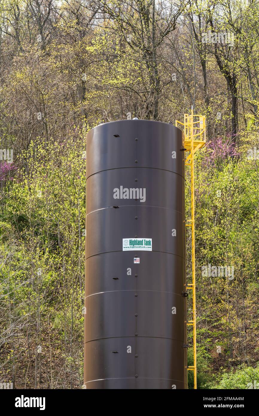 Hancock, MD - 20 aprile 2021: Highland serbatoio verticale sopra terra. Highland Tank produce serbatoi in acciaio di alta qualità negli Stati Uniti. Foto Stock