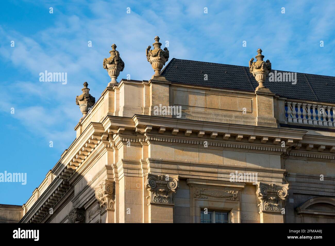 Berlino, Mitte, Unter den Linden, Biblioteca di Stato, facciata con decorazioni sul tetto Foto Stock
