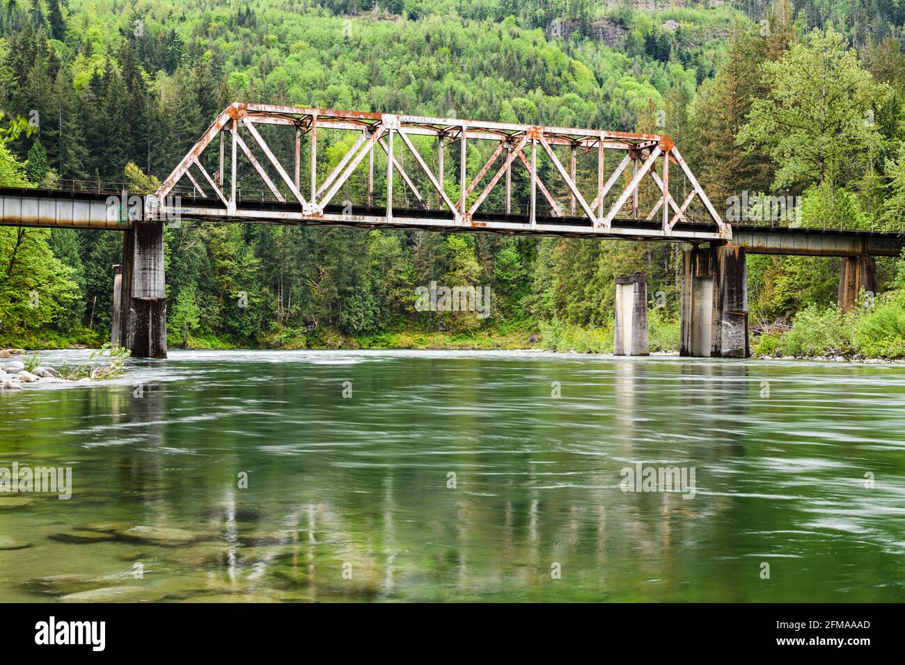 Gold Bar, WA, USA - 06 maggio 2021; il fiume Skykomish a Big Eddy vicino al Gold Bar passando sotto l'ex ponte ferroviario del Great Northern e ora del BNSF Foto Stock