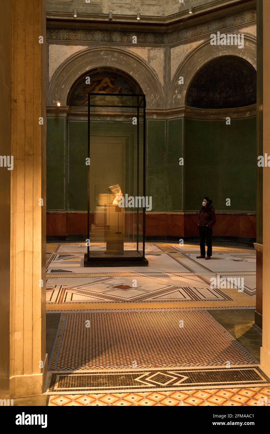 Berlino, Mitte, Museum Island, Neues Museum, busto di Nefertiti, spettatore solitario, limitazione del numero di visitatori durante la pandemia corona Foto Stock