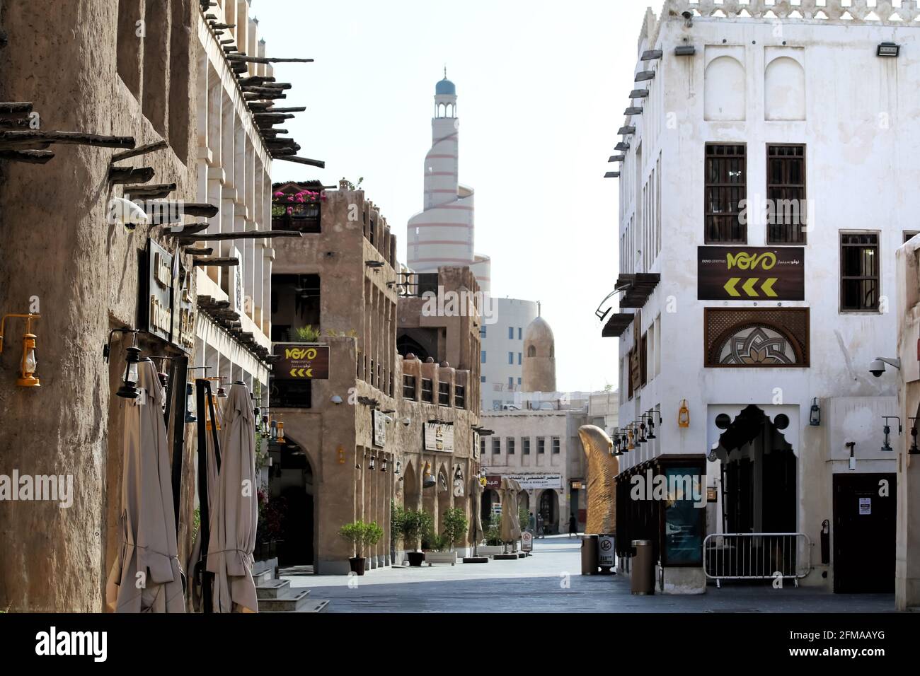 Vista di un edificio che rappresenta una moderna architettura arabica a Souq Waqif Doha, Qatar Foto Stock