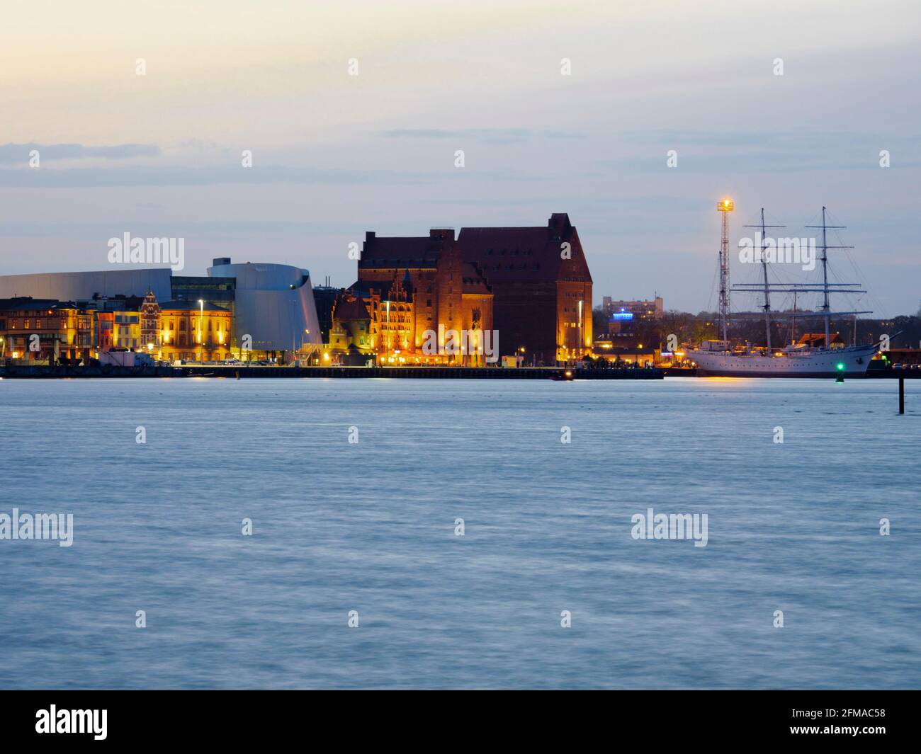 Vista sul mare fino alla città vecchia di Stralsund e il porto al crepuscolo, Meclemburgo-Pomerania occidentale, Germania Foto Stock