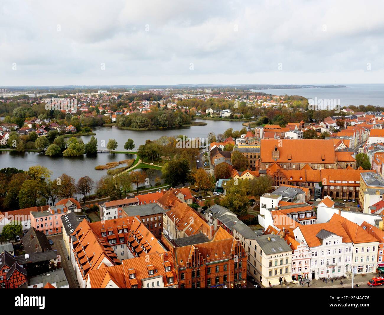 Vista dalla torre della chiesa di S. Maria sul museo marittimo dell'ex Katharinenkirche, stagni della città, città vecchia, Stralsund, Meclemburgo-Pomerania occidentale, Germania Foto Stock