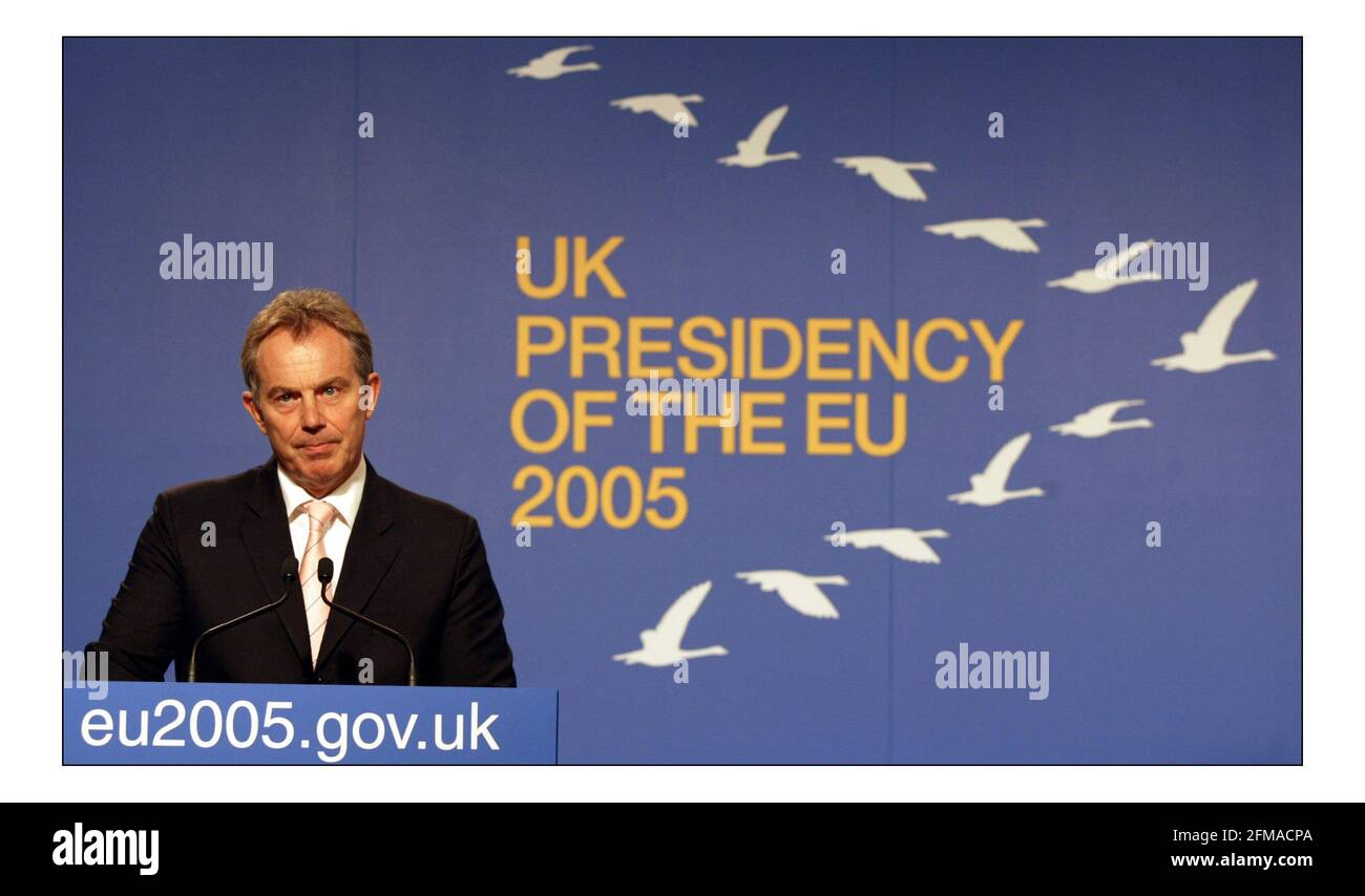 Tony Blair e Jose Manuel Borroso ad una conferenza stampa dopo il vertice dell'E.U. tenutosi a Hampton Court Palace, Londra POOL PICS PICS David Sandison 27/10/2005 Foto Stock