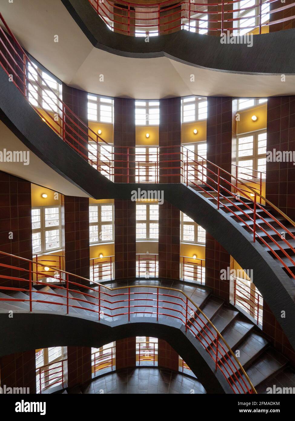 Staircase Sprinkenhof nel Kontorhausviertel, patrimonio mondiale dell'UNESCO, Amburgo, Germania Foto Stock
