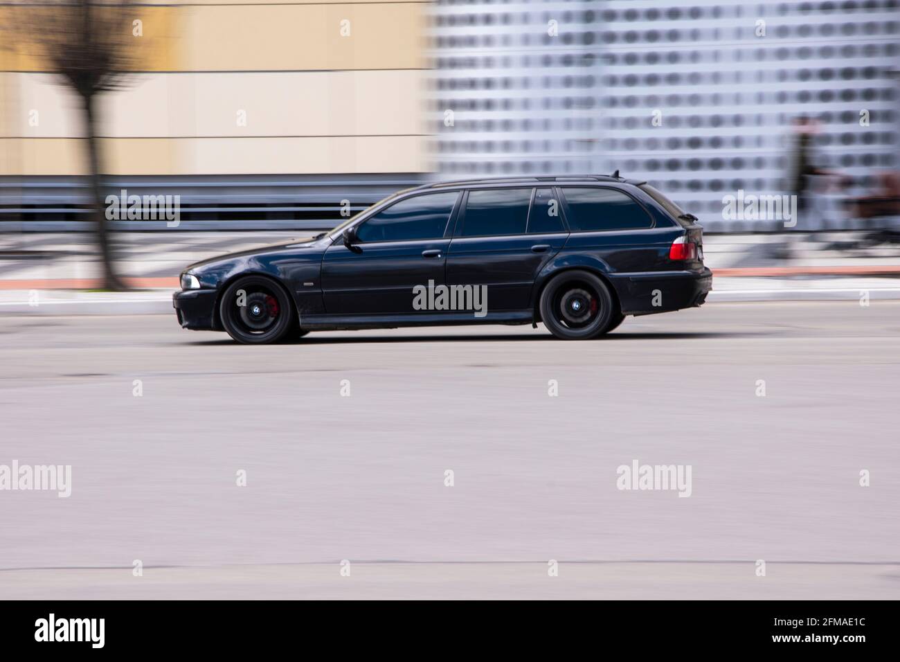 Ucraina, Kiev - 26 aprile 2021: BMW M5 nera auto in movimento per la strada. Editoriale Foto Stock