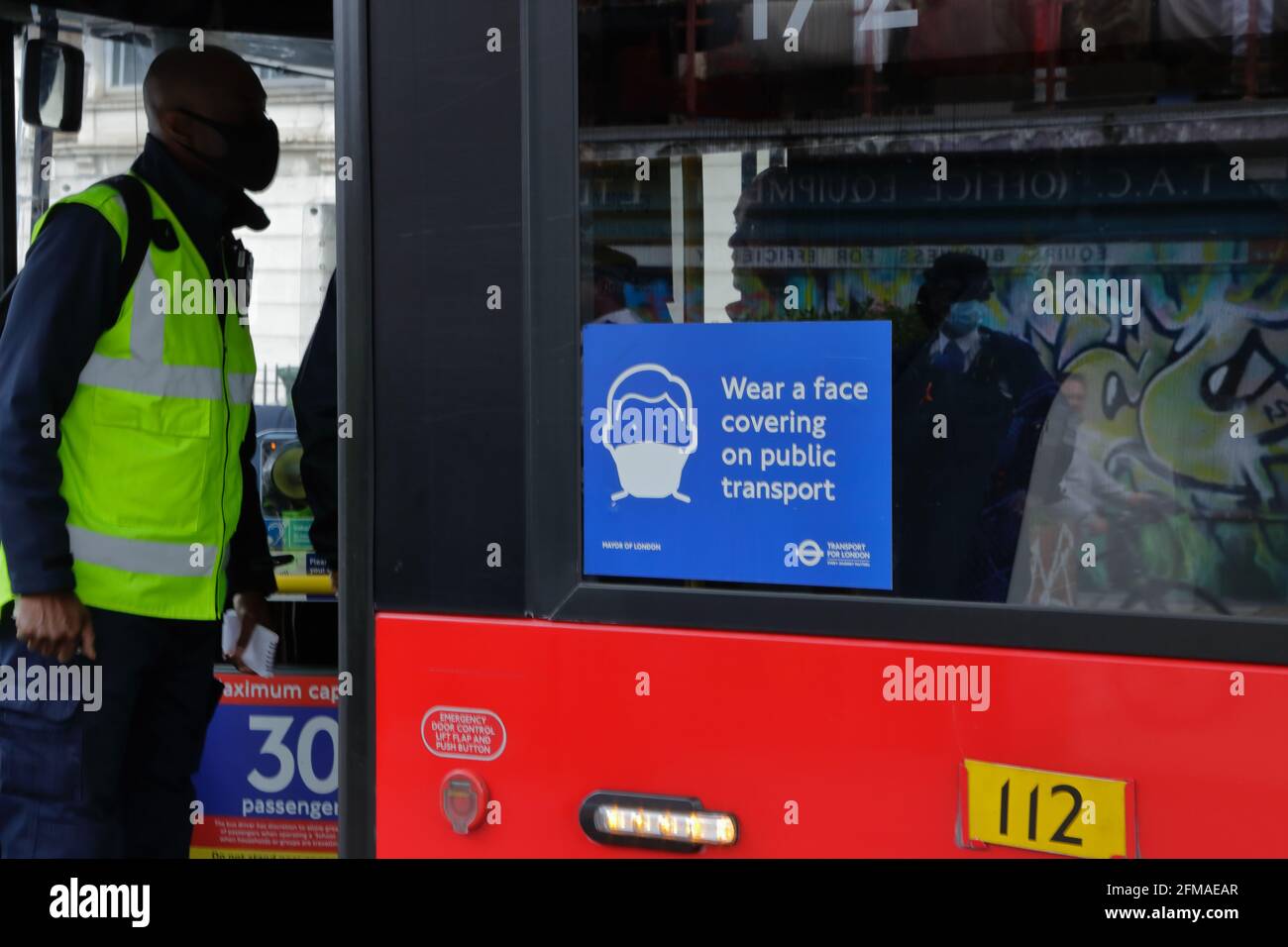 Londra (UK), 7 maggio 2021: Gli ispettori e le forze di polizia di TFL applicano le leggi del Covid sull'uso delle coperture facciali sui trasporti pubblici nella capitale. Non conforme Foto Stock