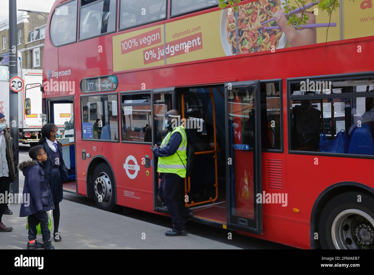 Londra (UK), 7 maggio 2021: Gli ispettori e le forze di polizia di TFL applicano le leggi del Covid sull'uso delle coperture facciali sui trasporti pubblici nella capitale. Non conforme Foto Stock