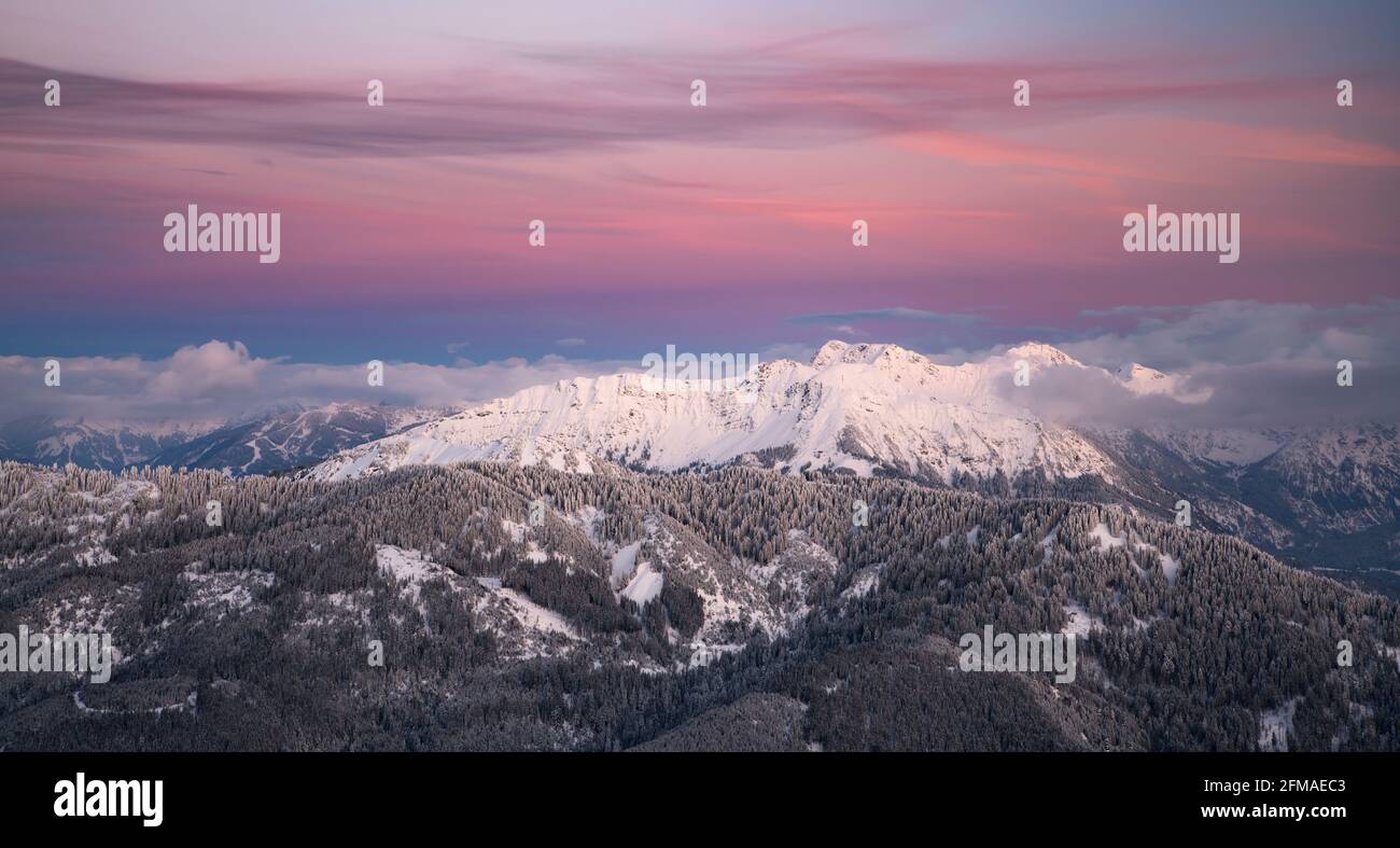 Winterly neve paesaggio di montagna dopo il tramonto. Nuvole dai colori vivaci su Kühgundkopf e Iseler. Allgäu Alpi, Baviera, Germania, Europa Foto Stock
