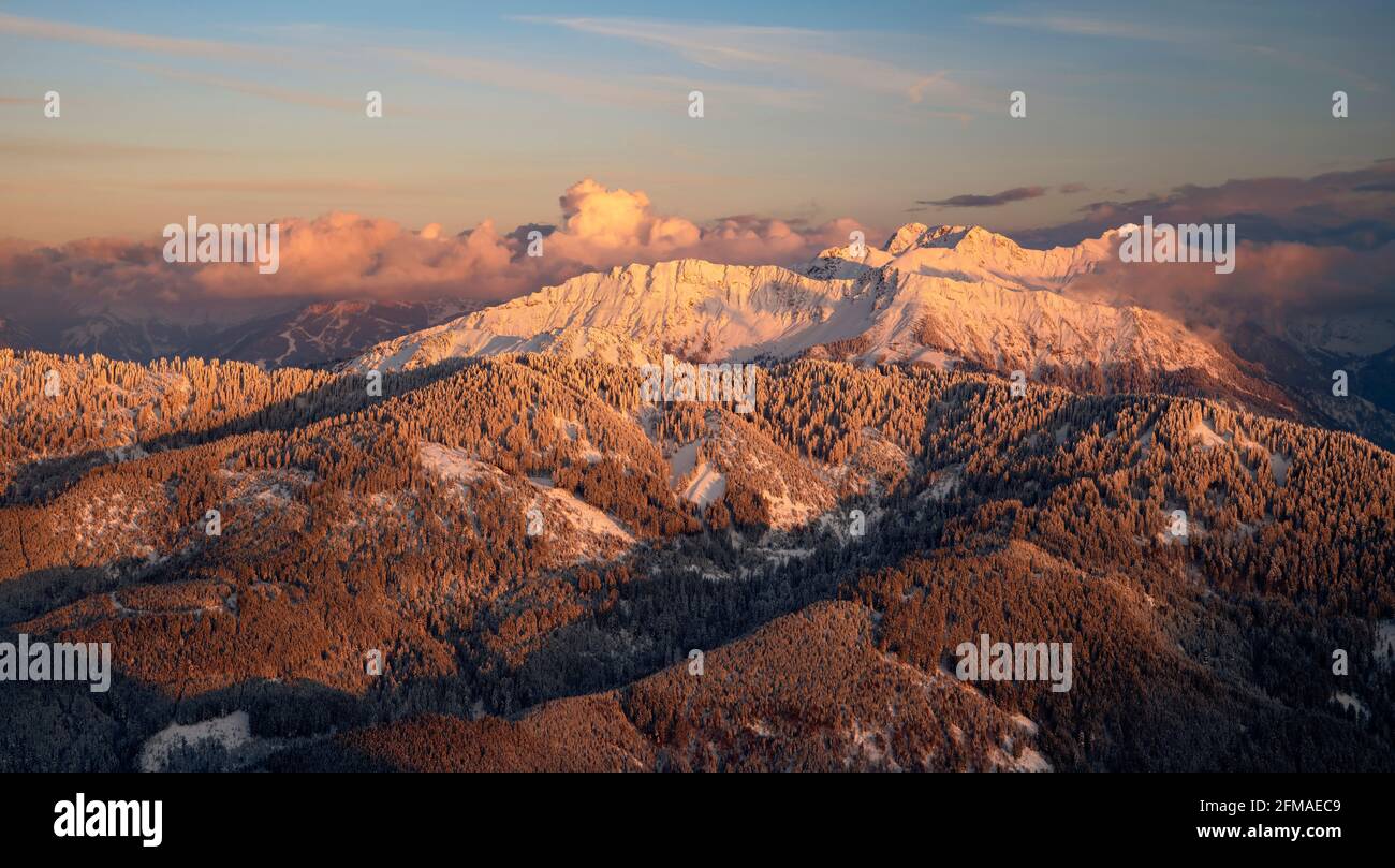 Tramonto colorato in una fredda giornata invernale nelle Alpi Allgäu. Vista su Iseler e Kühgundkopf vicino Oberjoch. Baviera, Germania, Europa Foto Stock