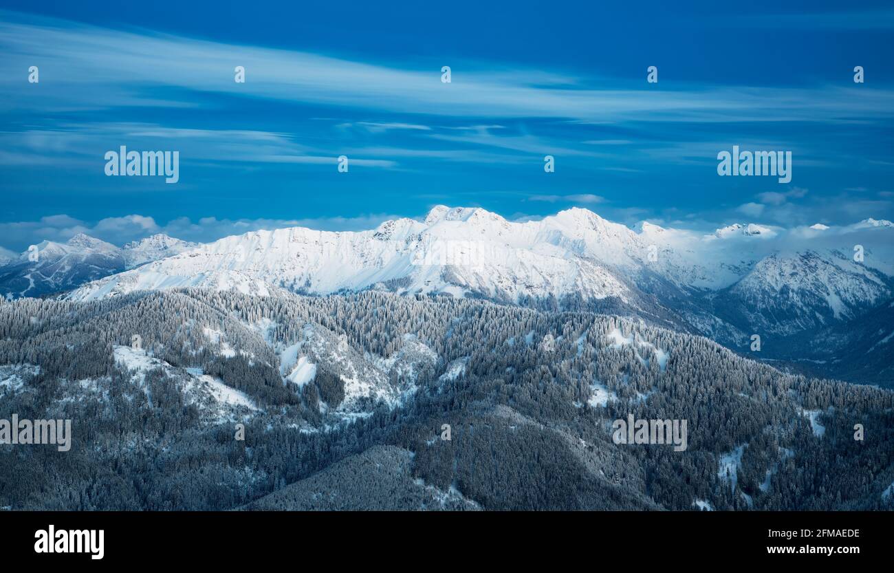 Winterly neve paesaggio di montagna all'ora blu dopo il tramonto. Kühgundkopf, Iseler, Gaishorn e Rauhorn brillano in bianco brillante. Allgäu Alpi, Baviera, Germania, Europa Foto Stock