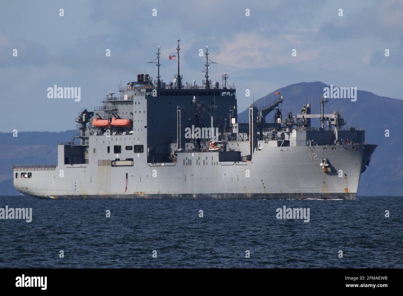 USNS William Mclean (T-AKE-12), una nave da carico secca di classe Lewis e Clark gestita dalla Marina degli Stati Uniti, che si avvicina a Hunterston sul Firth di Clyde, nel periodo precedente agli esercizi militari Strike Warrior e Joint Warrior 21-1. Foto Stock