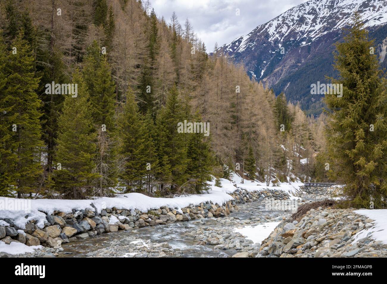 Camminando nel Sulztal sopra Laengenfeld in Oetztal, Tirol, Austria Foto Stock