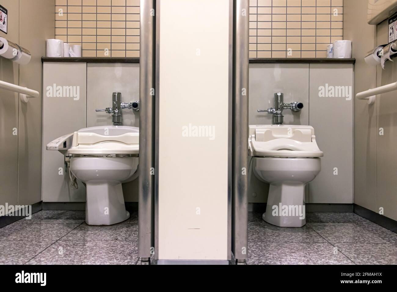 Sedile del water giapponese immagini e fotografie stock ad alta risoluzione  - Alamy