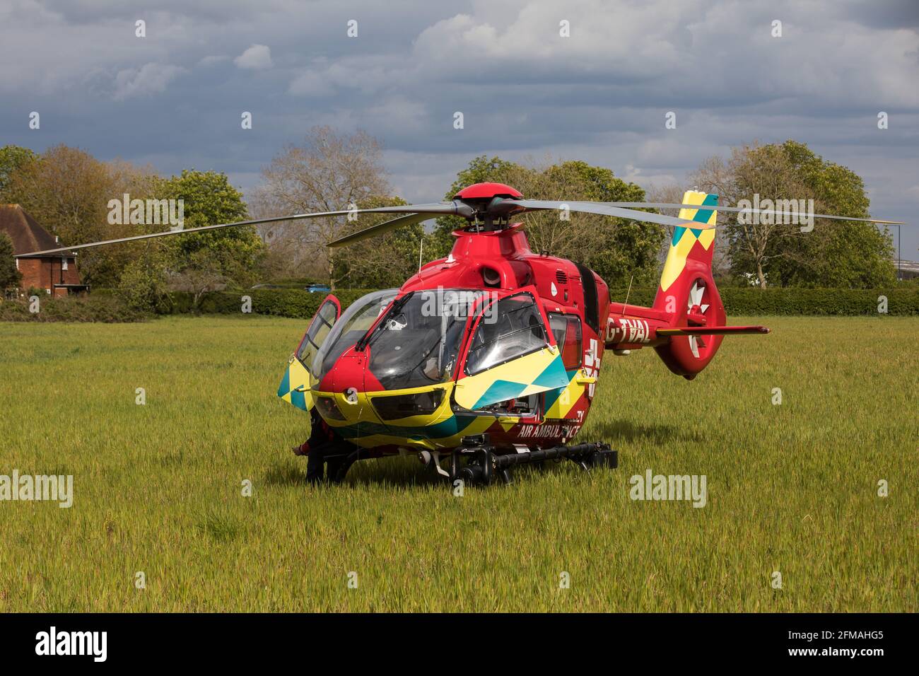 Windsor, Regno Unito. 7 maggio 2021. L'elicottero Thames Valley Air Ambulance è raffigurato stazionario in un campo lungo il Windsor Great Park. L'Airbus H135 della Thames Valley Air Ambulance, con una velocità massima di 160mph, è in grado di raggiungere qualsiasi destinazione in Berkshire, Buckinghamshire o Oxfordshire in quindici minuti. Credit: Mark Kerrison/Alamy Live News Foto Stock