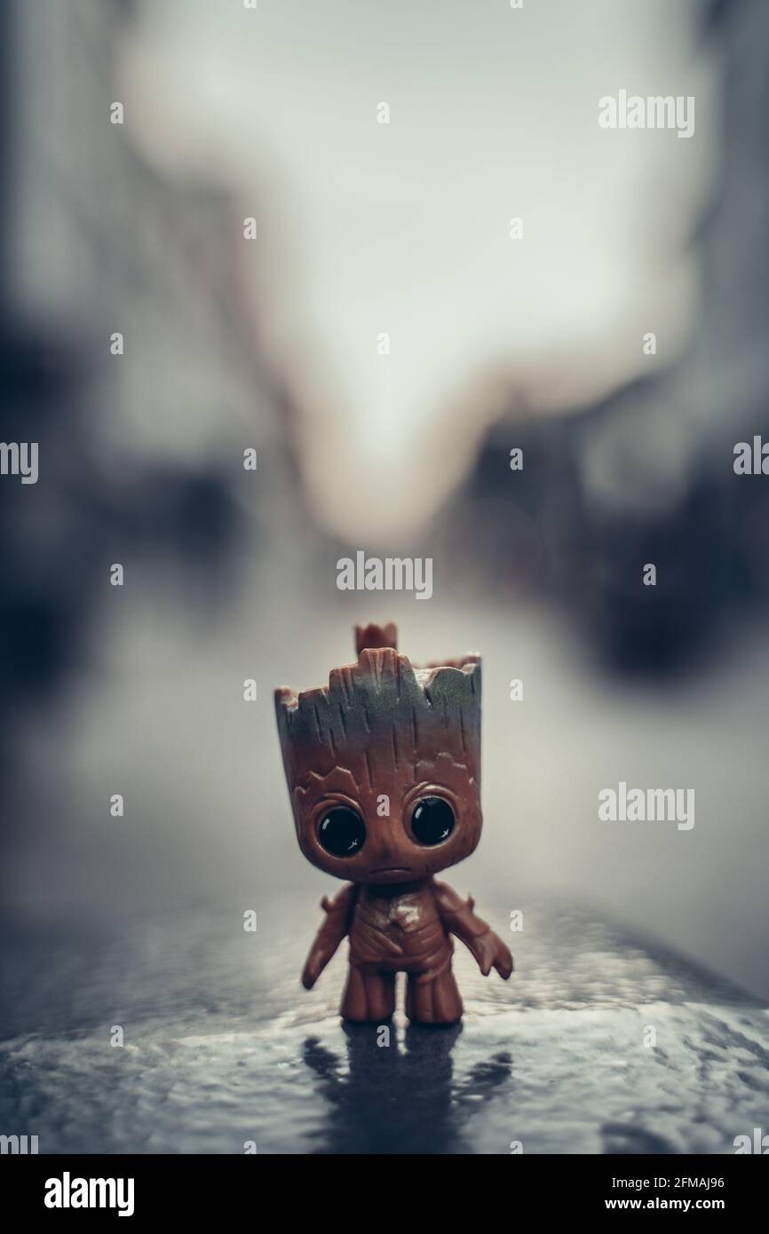 UNNA, GERMANIA - 07 maggio 2021: piccolo groot bambino con un bel fondo poco affilato. La saturazione è ridotta. Groot è una figura degli studi Marvel Foto Stock