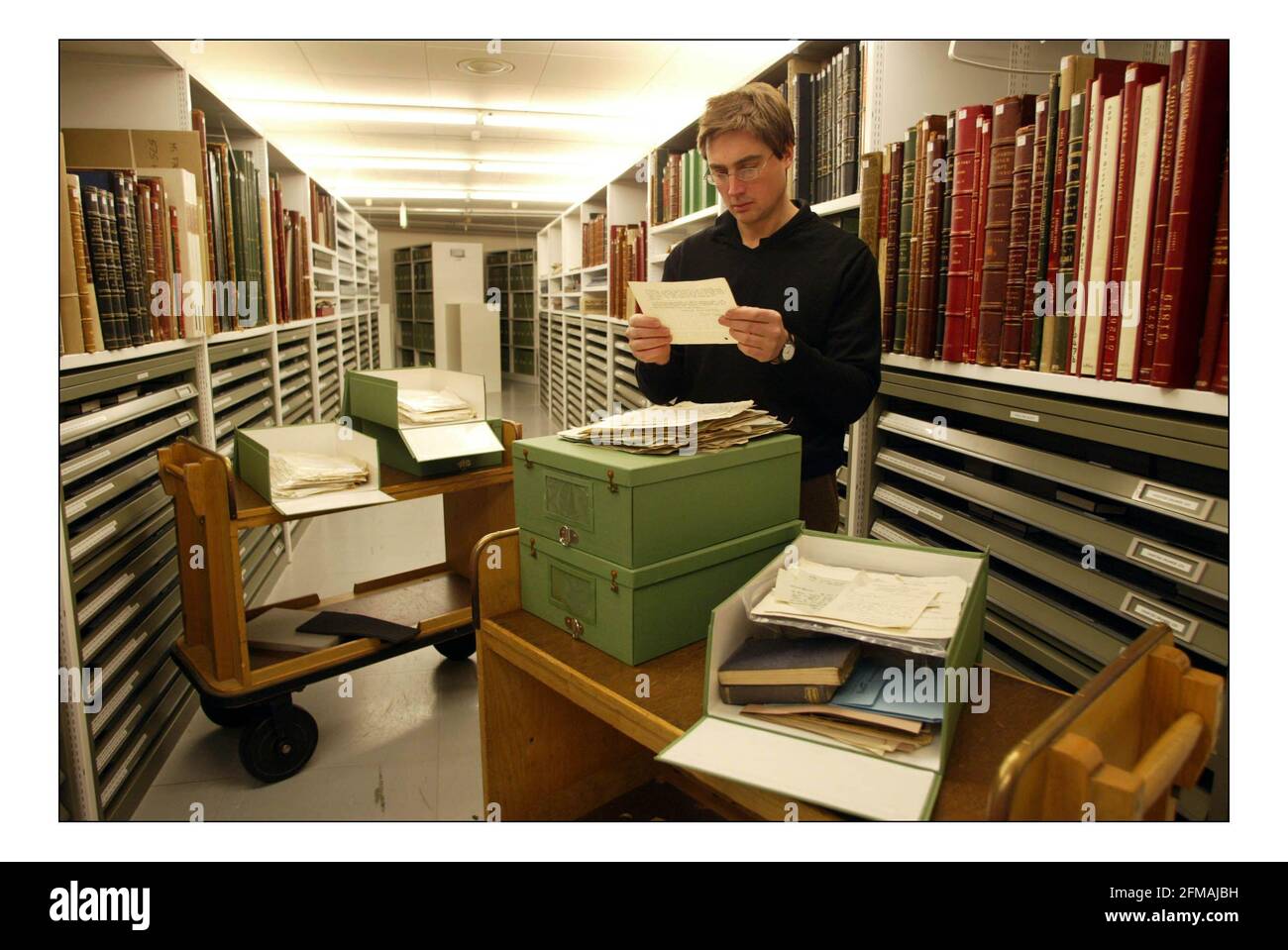 Fotografato nella British Library Christopher Fletcher con la collezione di Meary James Tambimuttu.Pic DAVID SANDISON. 24/2/2005 Foto Stock