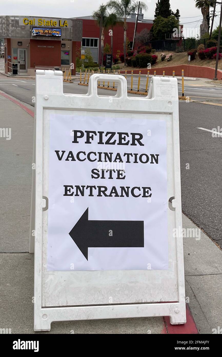 Un cartello d'ingresso COVID-19 Pfizer Vaccination Drive-Up al Cal state LA, venerdì 7 maggio 2021, a Los Angeles. Foto Stock