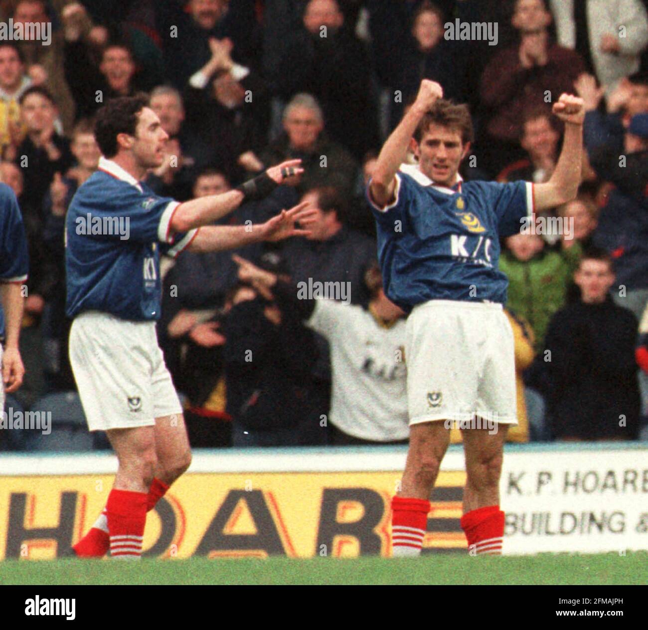 PORTSMOUTH V TRANMERE. JEFF PERON DI PORTSMOUTH E ALAN MCLOUGHLIN CELEBRANO L'OBIETTIVO DI APERTURA DI PORTSMNOUTHS DOPO CHE LA SUA CORSA AVEVA LASCIATO IL RAGAZZO WHITTINGHAM CON UN SEMPLICE TOCCO. MIKE WALKER, 1999 Foto Stock