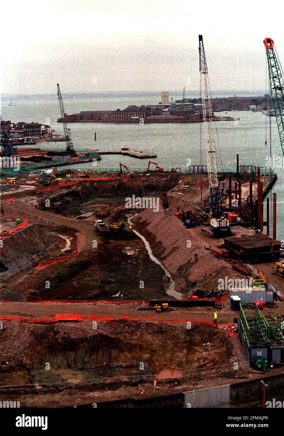 LAVORI IN CORSO SULLO SVILUPPO DI MILLENIUM DA MILIONI DI STERLINE DI PORTSMOUTH, SPINNAKER TOWER E GUNWHARF QUAYS PIC MIKE WALKER, 1999 Foto Stock