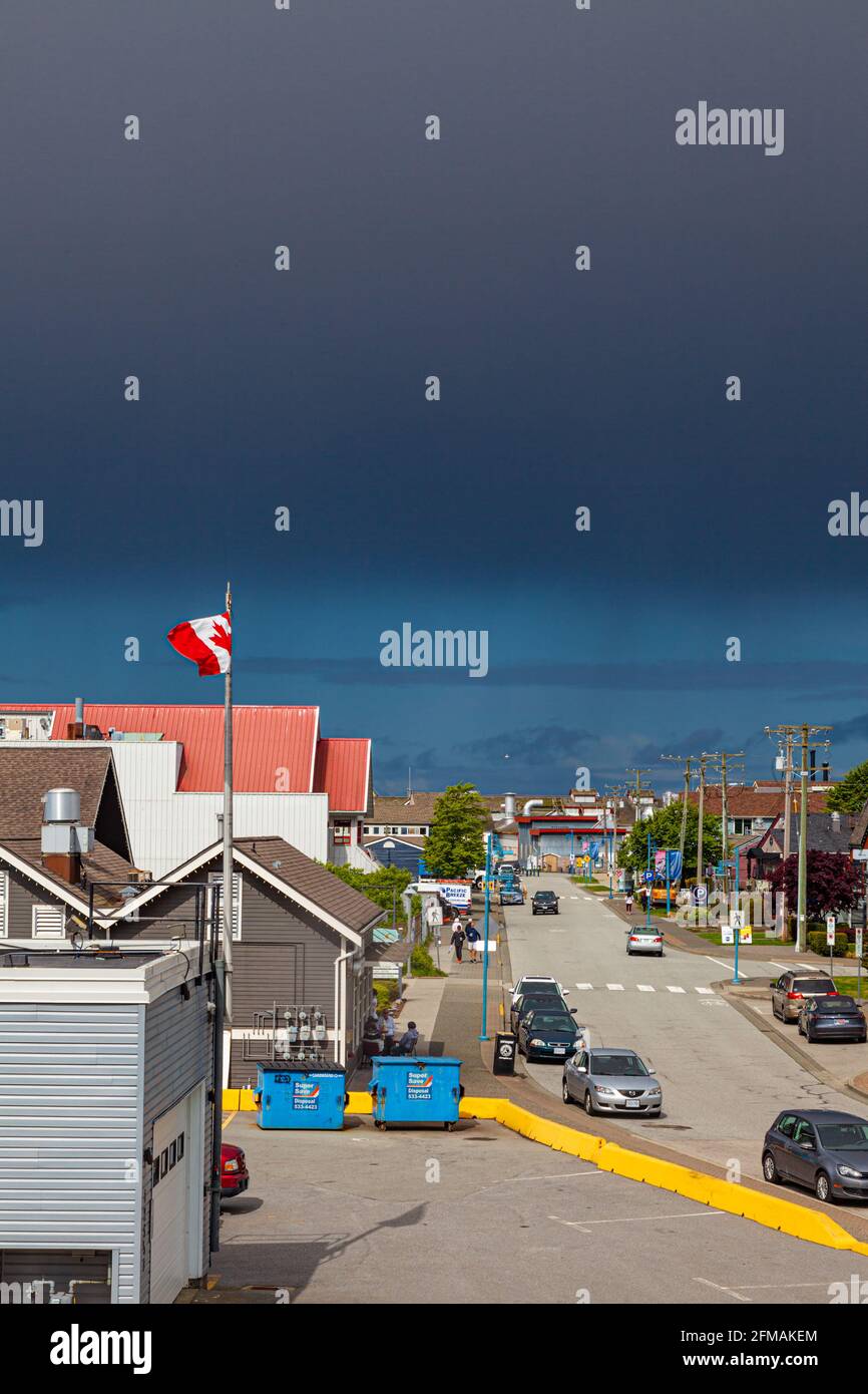 Cielo scuro minaccioso su Bayview Street a Steveston British Columbia Canada Foto Stock