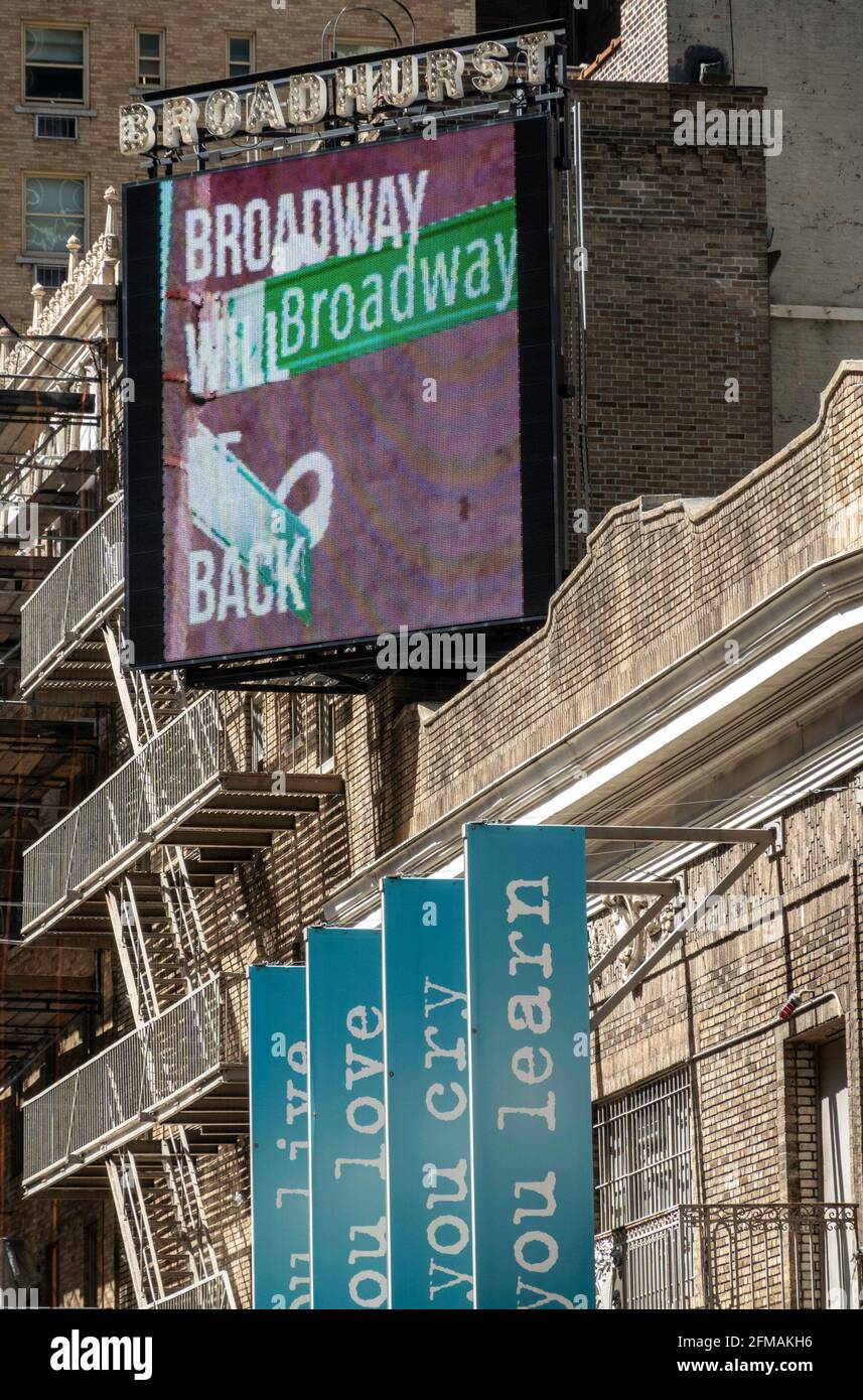 Il tabellone illuminato al Broadhurst Theatre di Broadway tornerà, vale la pena aspettare!, Times Square , New York, USA Foto Stock