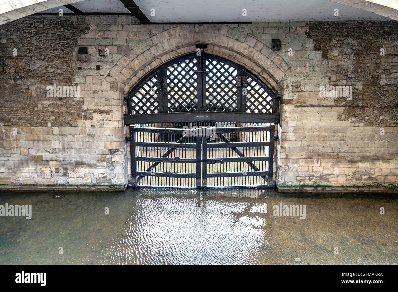 Porta dei traditori - entrata attraverso la quale molti prigionieri dei Tudor arrivarono alla Torre di Londra, Londra, Regno Unito Foto Stock