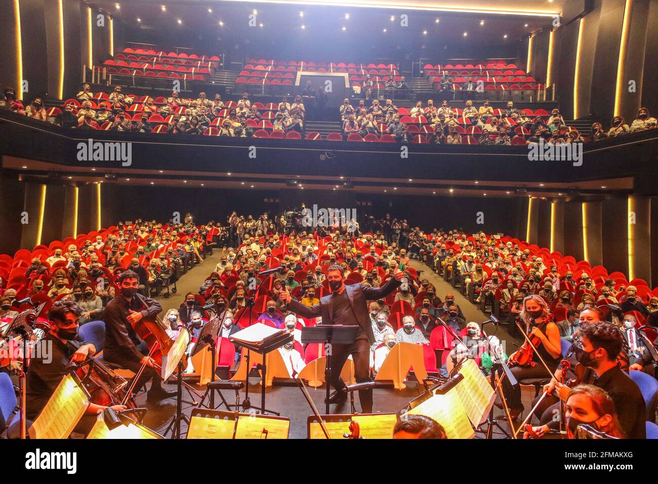 Malaga, Spagna. 07 maggio 2021. L'attore di Malaga Antonio Banderas ha presentato l'atto sociale. Un totale di 350 persone più anziane vaccinate contro il coronavirus ha fatto la loro prima uscita questo venerdì dopo più di un anno di stretto confinamento a causa della pandemia. In particolare, hanno partecipato all'evento 'El Mayor Applause' che si è svolto al Soho Caixabank Theatre di Malaga. Credit: ZUMA Press, Inc./Alamy Live News Foto Stock