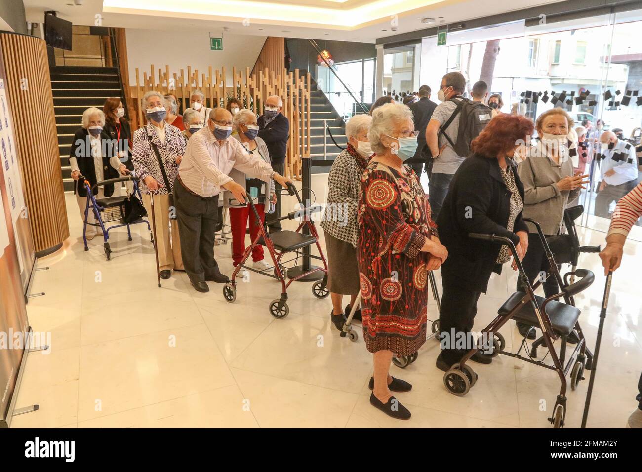 Malaga, Spagna. 07 maggio 2021. L'attore di Malaga Antonio Banderas ha presentato l'atto sociale. Un totale di 350 persone più anziane vaccinate contro il coronavirus ha fatto la loro prima uscita questo venerdì dopo più di un anno di stretto confinamento a causa della pandemia. In particolare, hanno partecipato all'evento 'El Mayor Applause' che si è svolto al Soho Caixabank Theatre di Malaga. Credit: ZUMA Press, Inc./Alamy Live News Foto Stock