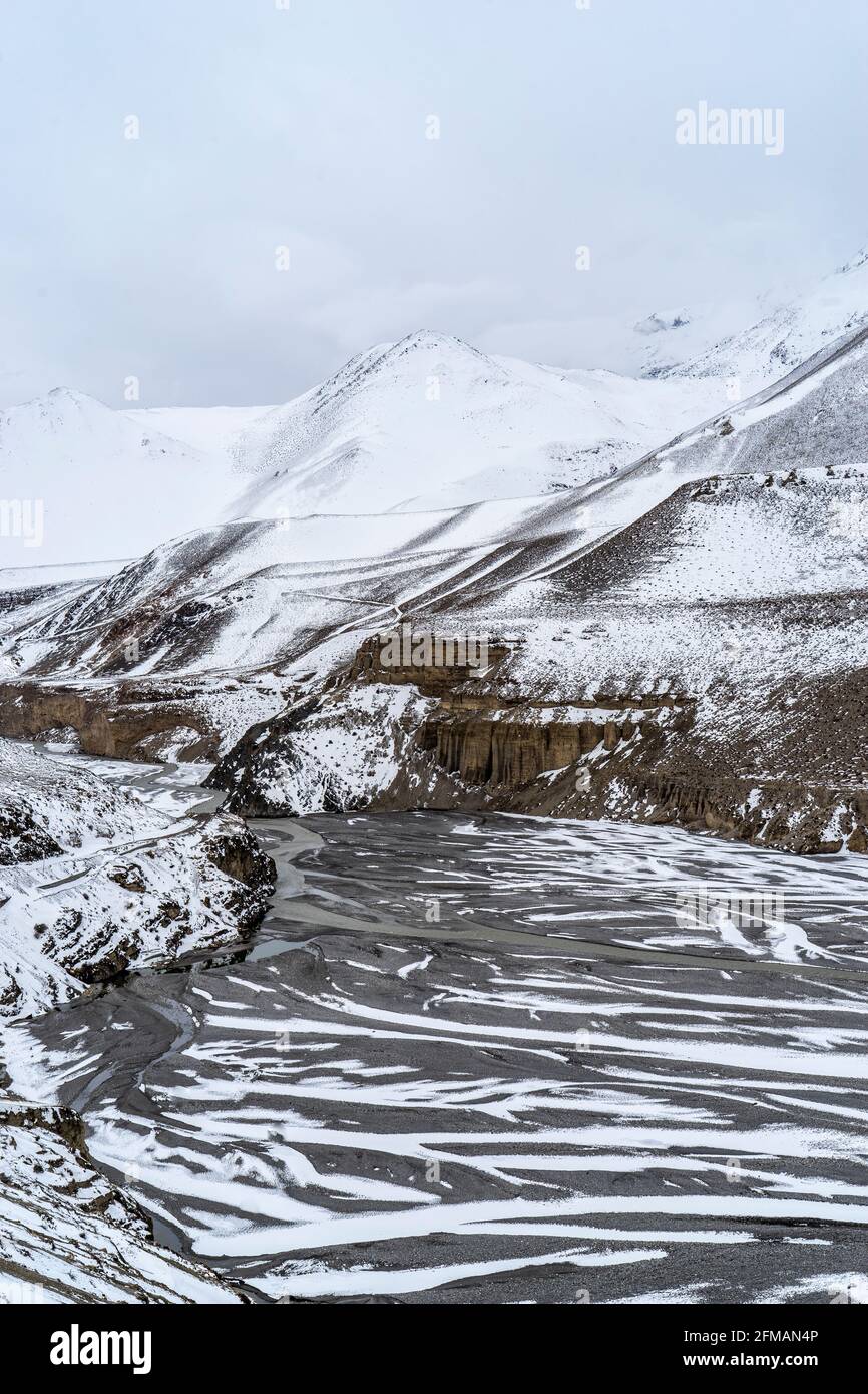 Nella valle innevata di Kaligandaki nel mese di marzo sulla strada tra Kagbeni e Chele, alta Mustang, Nepal Foto Stock