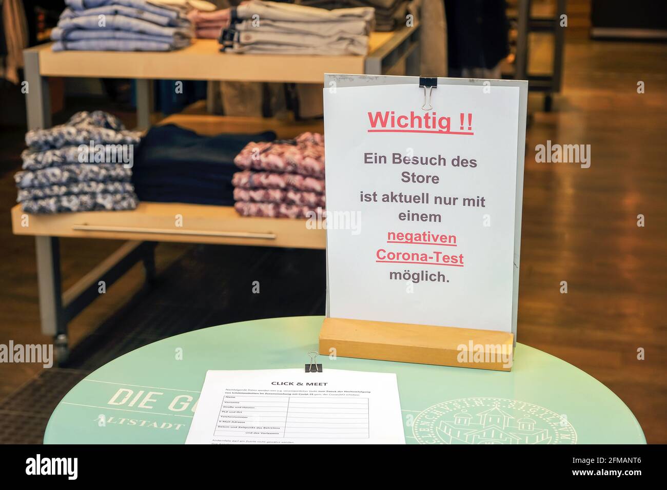 Recklinghausen, Renania Settentrionale-Vestfalia, Germania - Click & Meet, registrati online o direttamente sul sito e negozio è possibile solo con un test corona negativo corrente, città vecchia di Recklinghausen in tempi di crisi corona con il secondo blocco, i negozi nella Renania Settentrionale-Vestfalia sono parzialmente aperti in determinate condizioni. Foto Stock