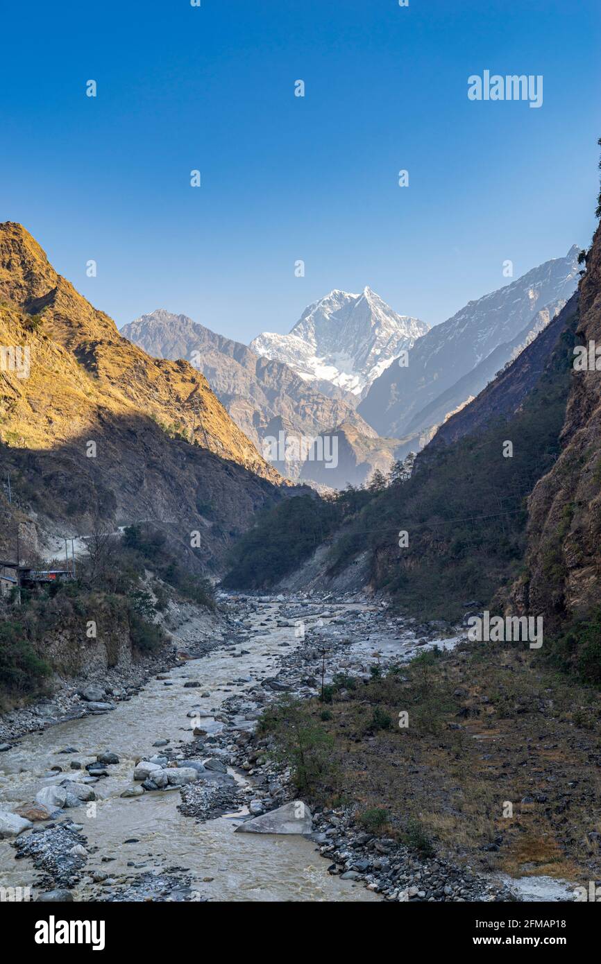 Valle di Kali Ghandaki vicino a Tatopani con i 6839 m di altezza Nilgiri Sud, Myagdi Distretto, Nepal Foto Stock