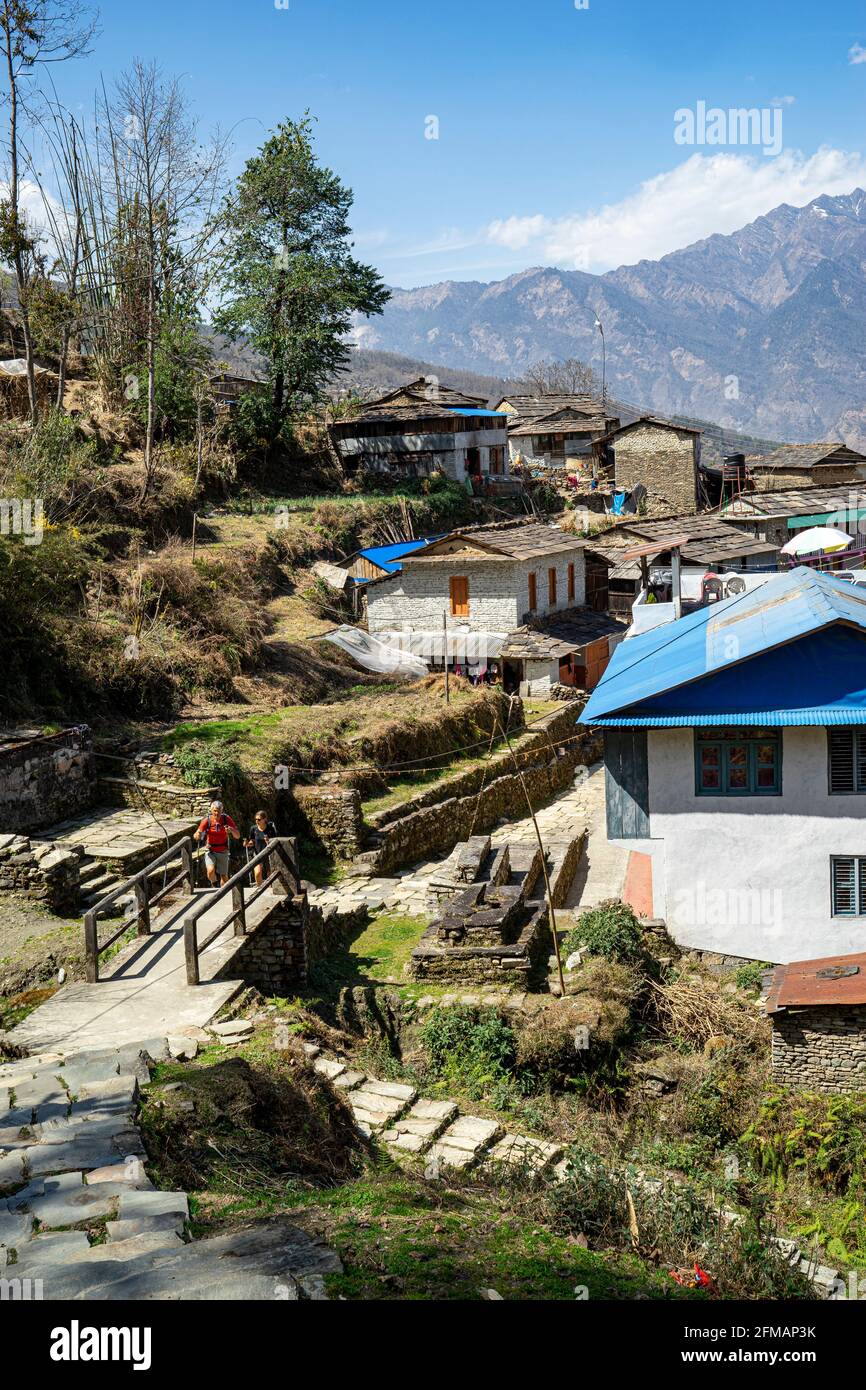 Gli escursionisti passano il villaggio di montagna di Shikha Deurali, Myagdi Distretto, Nepal Foto Stock