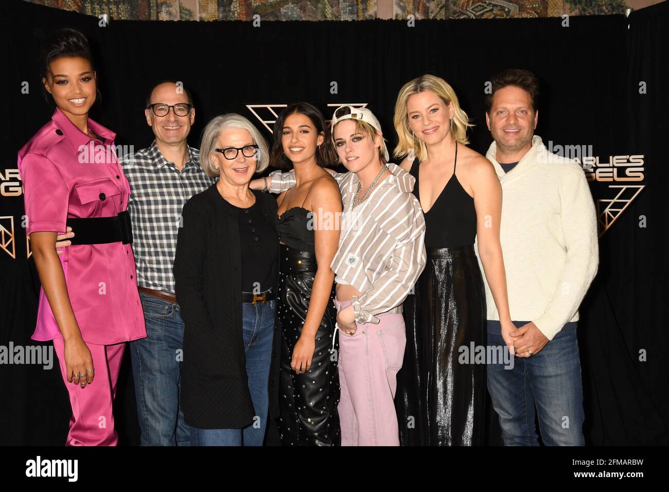 L-R: Ella Balinski, David Auburn, Elizabeth Cantillon, Naomi Scott, Kristen Stewart, Elizabeth Banks, Max Handelman durante la CharleÕs Angels Photo Call, tenutasi al Whitby Hotel a New York City, giovedì 7 novembre 2019. Foto di Jennifer Graylock-Graylock.com 917-519-7666 Foto Stock