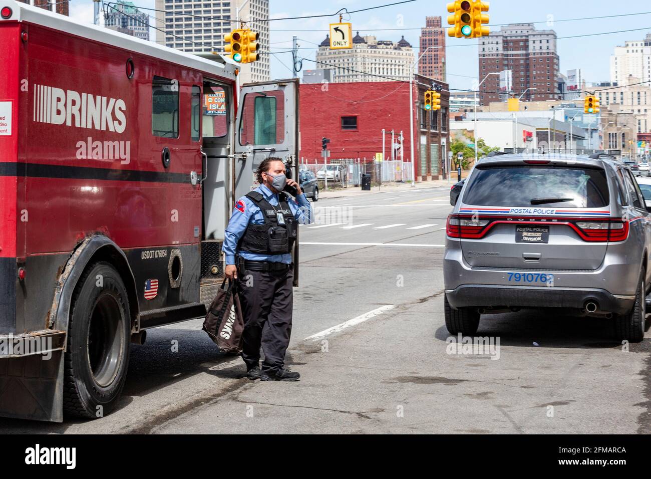 Detroit, Michigan - UN camion corazzato di Brinks fa una sosta presso l'ufficio postale principale di Detroit. Foto Stock
