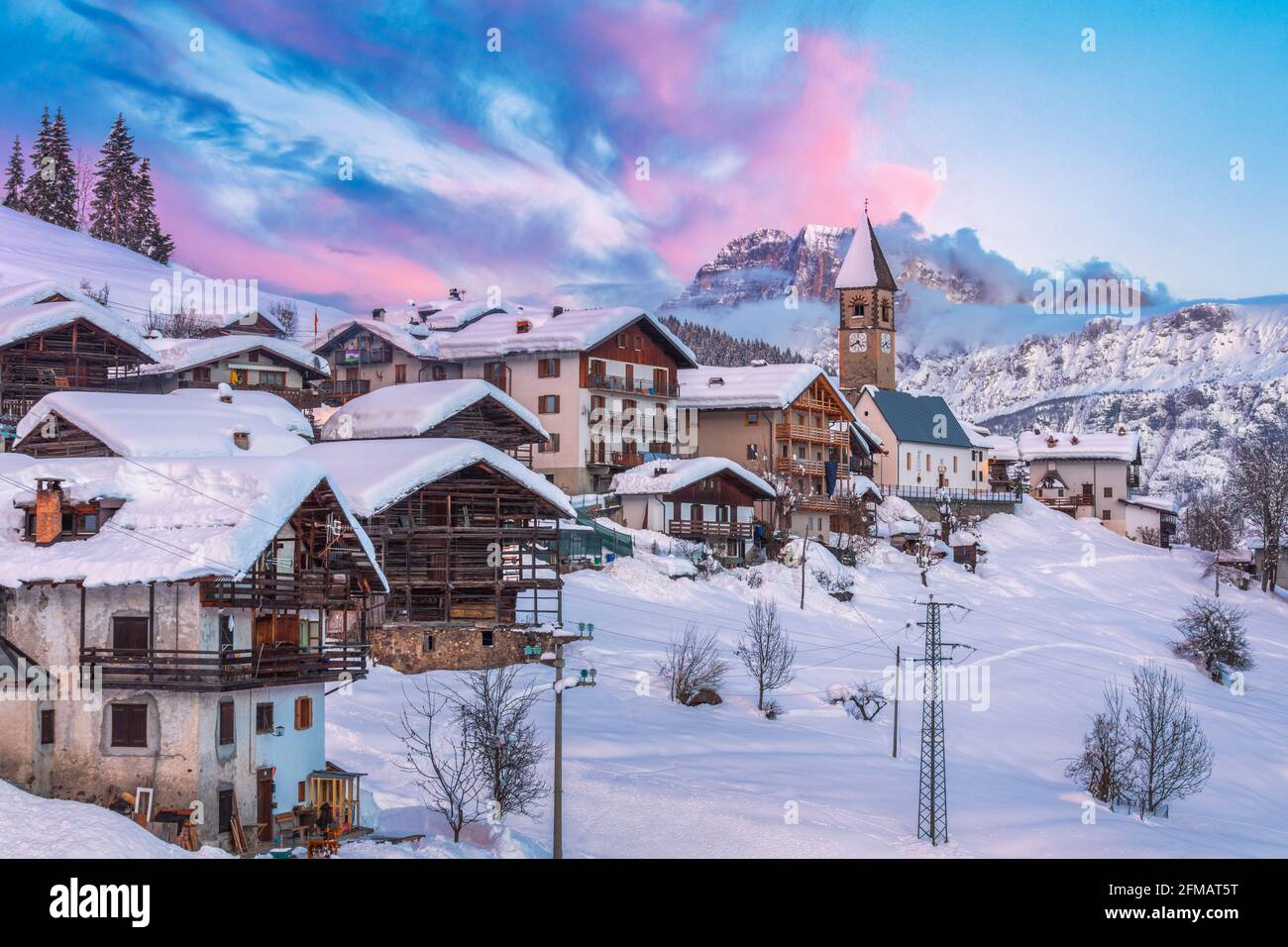 L'antico borgo di Sappade in inverno, sullo sfondo il Monte Civetta, Dolomiti. Comune di Falcade, Belluno, Veneto, Italia Foto Stock