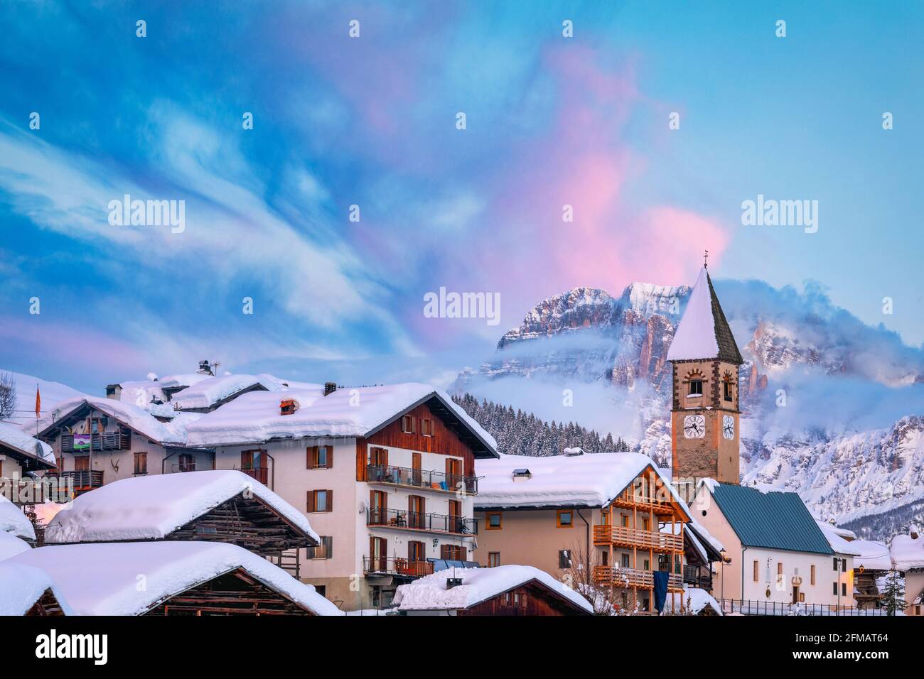 L'antico borgo di Sappade in inverno, sullo sfondo il Monte Civetta, Dolomiti. Comune di Falcade, Belluno, Veneto, Italia Foto Stock