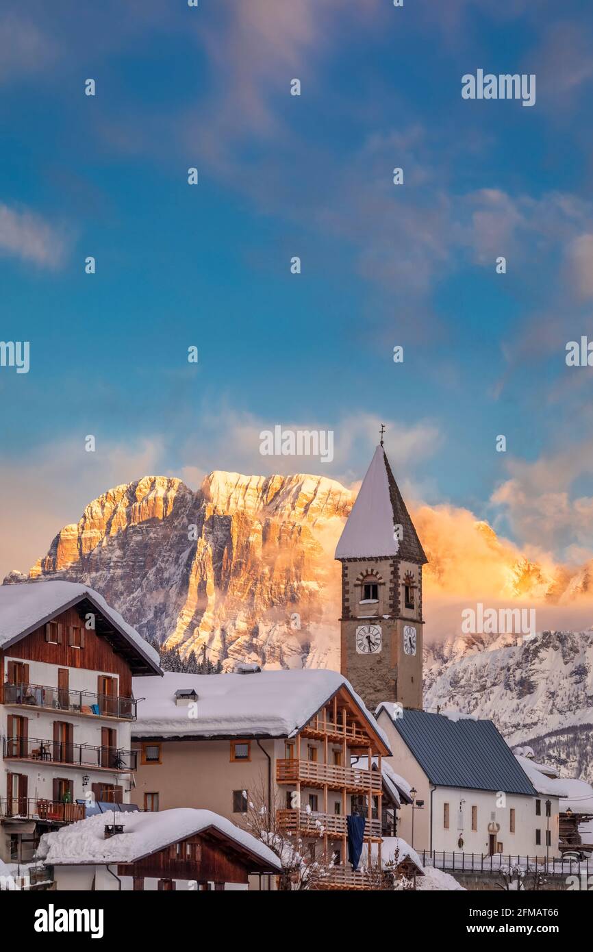 L'antico borgo di Sappade in inverno, sullo sfondo il Monte Civetta, Dolomiti. Comune di Falcade, Belluno, Veneto, Italia Foto Stock